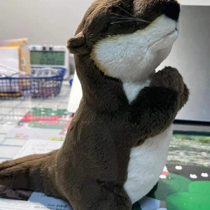 Loutre en peluche adorable, parfaite pour les câlins et la décoration