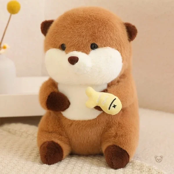 Loutre en peluche avec un poisson, jouet mignon et amusant