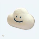 Peluche nuage douce pour câlins dans la chambre enfant