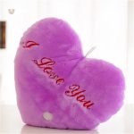 Oreiller câlin en peluche violet, parfait pour les moments tendres