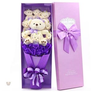 Ours en peluche avec fleurs, idéal pour un geste romantique