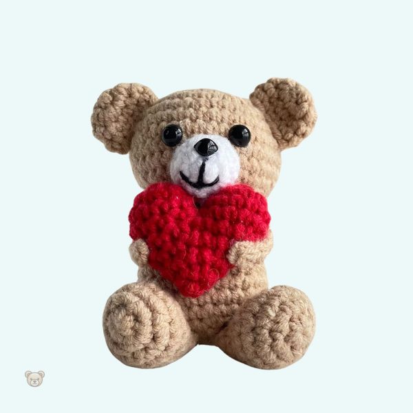 peluche-ours-crochet-coeur-doux-cadeau-romantique-1 Peluche ours doux en crochet avec cœur, cadeau romantique