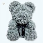 Peluche ours grise douce avec motifs fleuris pour décoration romantique