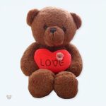 Ourson brun câlin doux pour enfant dans une chambre chaleureuse