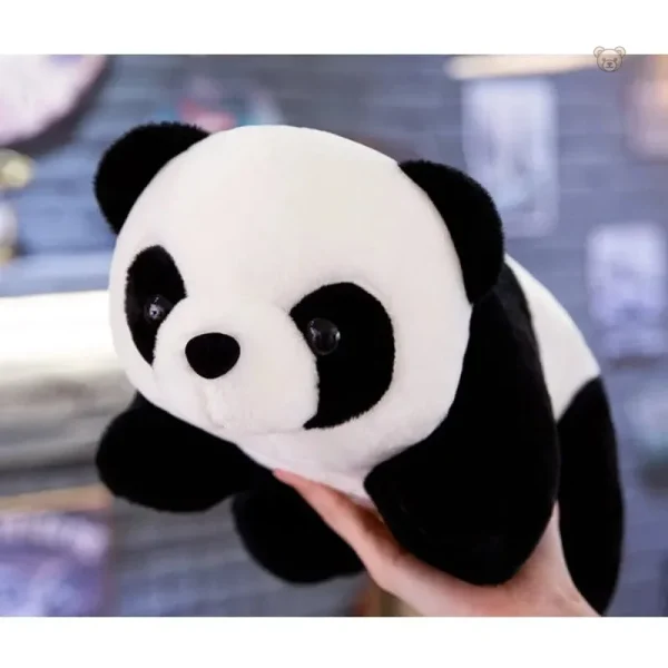 Panda en peluche avec un design classique et adorable