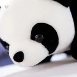 Peluche panda au style charmant, compagnon de jeu idéal