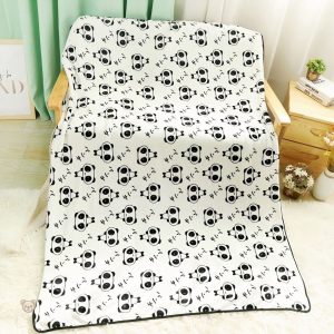 Doux panda amoureux et sa couverture confortable