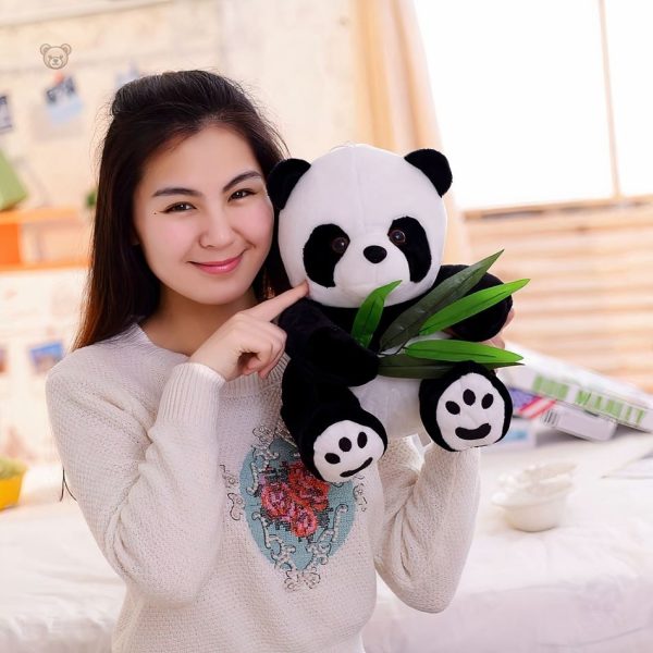 Panda gourmand en peluche, compagnon doux pour les petits