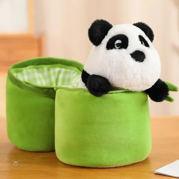 Panda en peluche douce avec un bambou