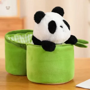 Panda mignon en peluche avec une touche de bambou