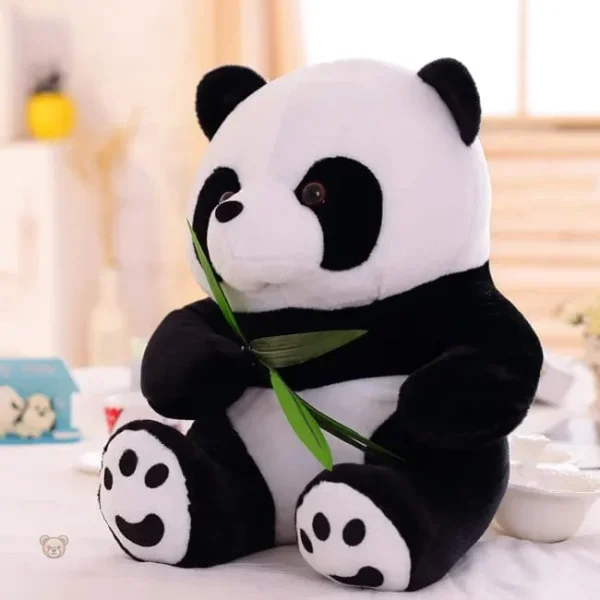 peluche-panda-qui-mange-du-bambou-1 Peluche panda adorable avec bambou