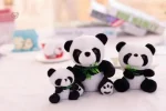 Panda en peluche qui savoure du bambou