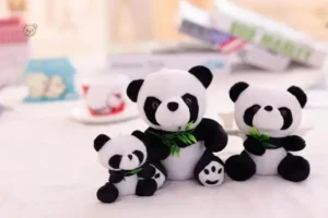 Panda en peluche qui savoure du bambou