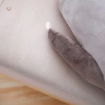 Doudou paresseux gris confortable pour les enfants