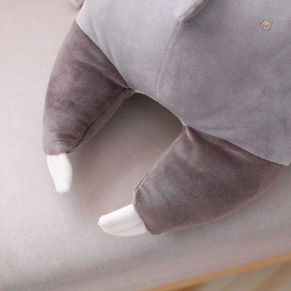 Jouet en peluche paresseux gris pour les nuits douillettes