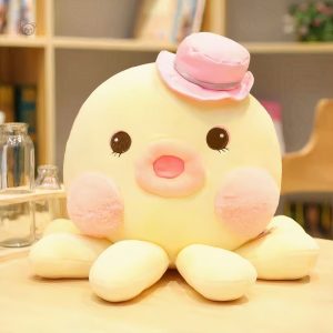 Câlin doux avec une peluche pieuvre aux couleurs océaniques
