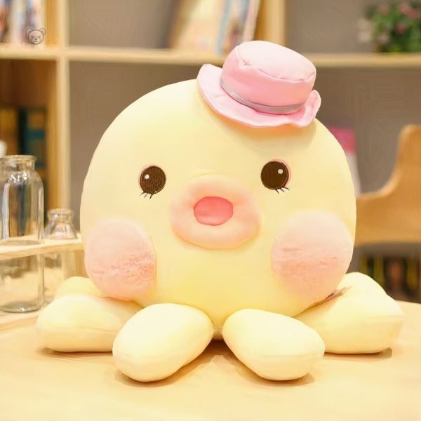 Câlin doux avec une peluche pieuvre aux couleurs océaniques