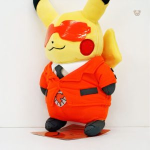 Peluche Pikachu câline avec un costume rouge vif