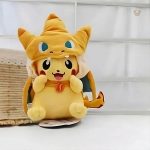 Pikachu en peluche avec costume de Dracaufeu, doux et amusant