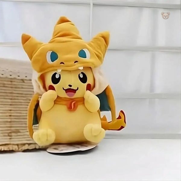 Pikachu en peluche avec costume de Dracaufeu, doux et amusant