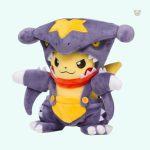 Pikachu adorable en costume de Carchacrok, peluche tendance