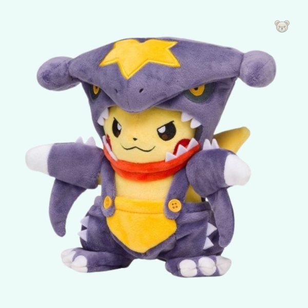 Pikachu adorable en costume de Carchacrok, peluche tendance