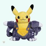 Déguisement Carchacrok sur Pikachu, peluche originale