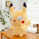 Peluche Pikachu rigolote avec une expression joyeuse
