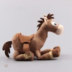 Doux chien en peluche marron, parfait pour les câlins
