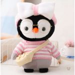 Pingouin en peluche avec pull tricoté, accessoire hivernal mignon