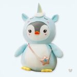 Peluche pingouin magique déguisée en licorne bleue douce