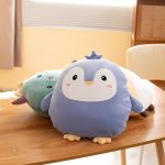 Jolie peluche pingouin ronde, compagnon parfait pour les nuits d'hiver