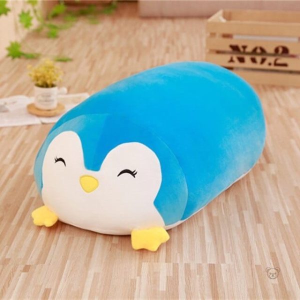 peluche-pingouin-squishmallow-bleu-content-1 Peluche pingouin squishmallow bleu au sourire joyeux