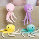 Jouet en peluche poulpe violet, parfait pour la décoration d'une chambre