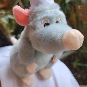 Rémy en peluche, compagnon doux et amusant