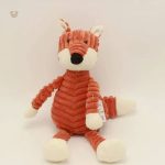 Peluche réaliste de renard, parfait pour les moments tendres