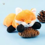 Câlin chaleureux avec cette peluche renard adorable