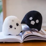 Peluche réversible avec visages de fantômes mignons