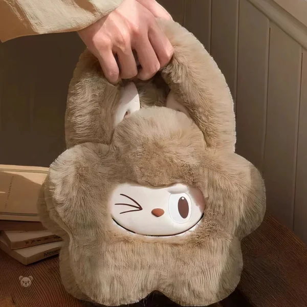 Peluche Labubu, un accessoire mignon et douillet
