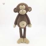 Peluche singe curieuse et attachante