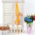 Singe marron en peluche douce, parfait pour les câlins d'enfants