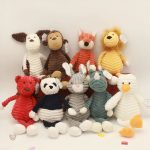 Singe en peluche marron, idéal pour la jungle des câlins