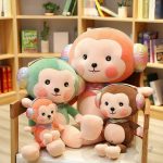 Mignon singe rouge en peluche, parfait pour les câlins