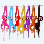 Peluche singe kawaii violet avec longue queue douce pour enfants