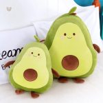 Avocat squishmallow en peluche, parfait pour les câlins