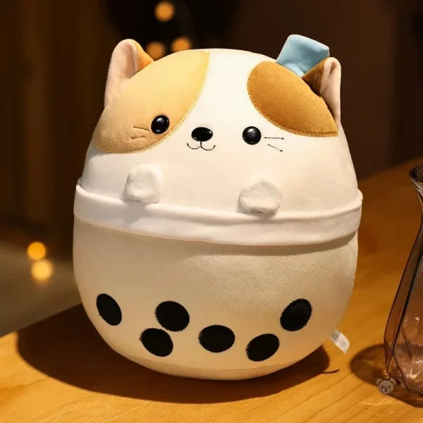 Joli squishmallow chat assis dans un bol confortable
