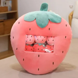 Peluche géante Squishmallow en forme de fraise