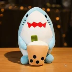Peluche requin mignon buvant une boisson bubble tea