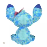 Stitch bleu clair tenant une fleur rose