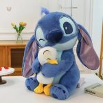 Peluche Stitch bleu doux câlinant un ami